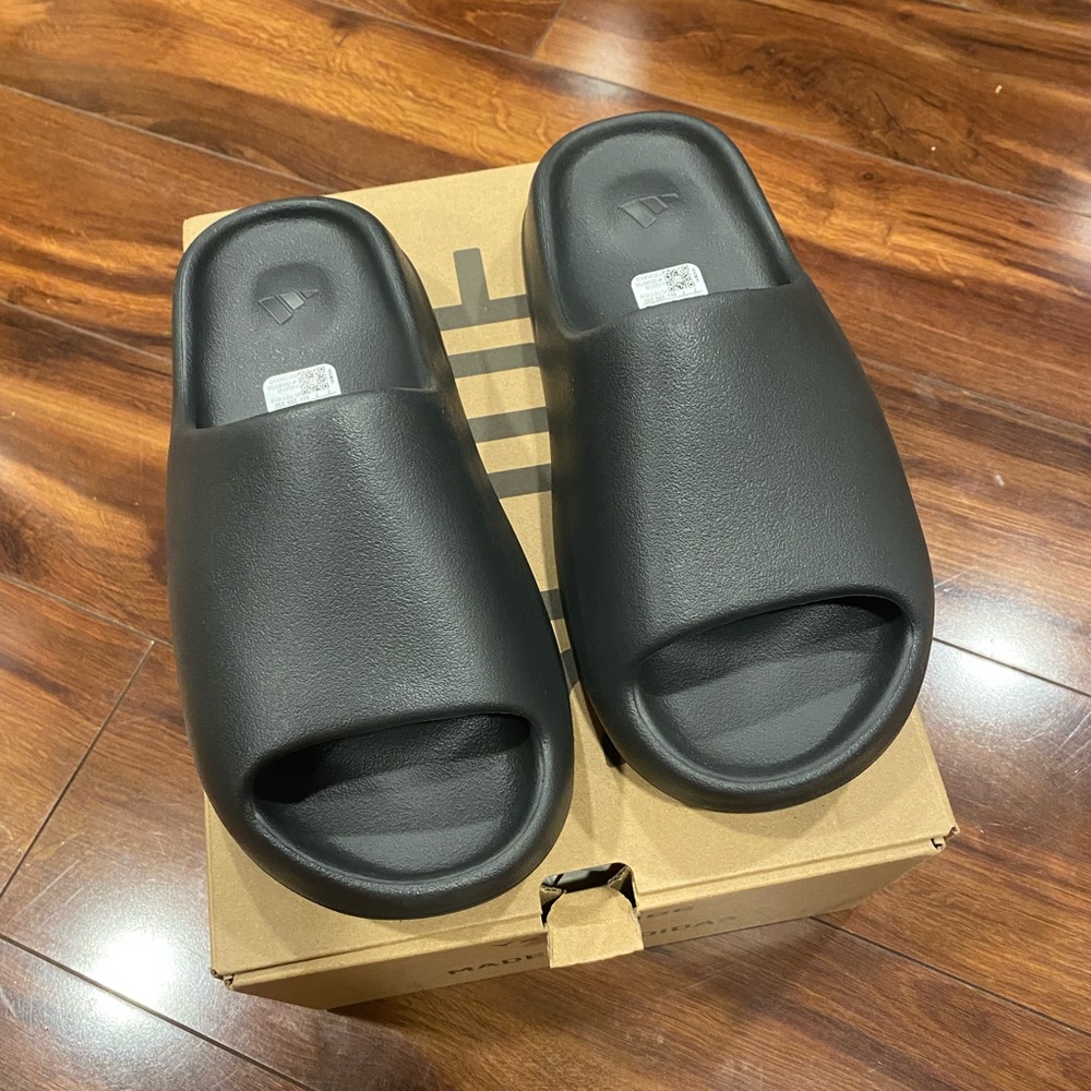 Adidas Yeezy Slide "Onyx" Athletic Sandal
Mens 7 
NEW With box